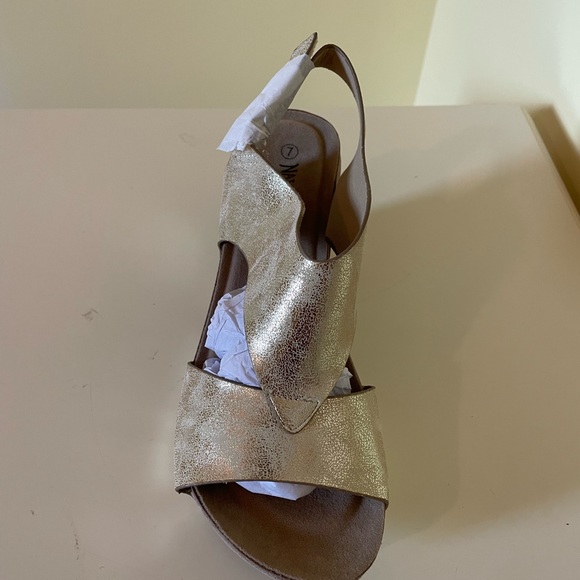 NWT a pair of gold sandals size 7 - Picture 6 of 8